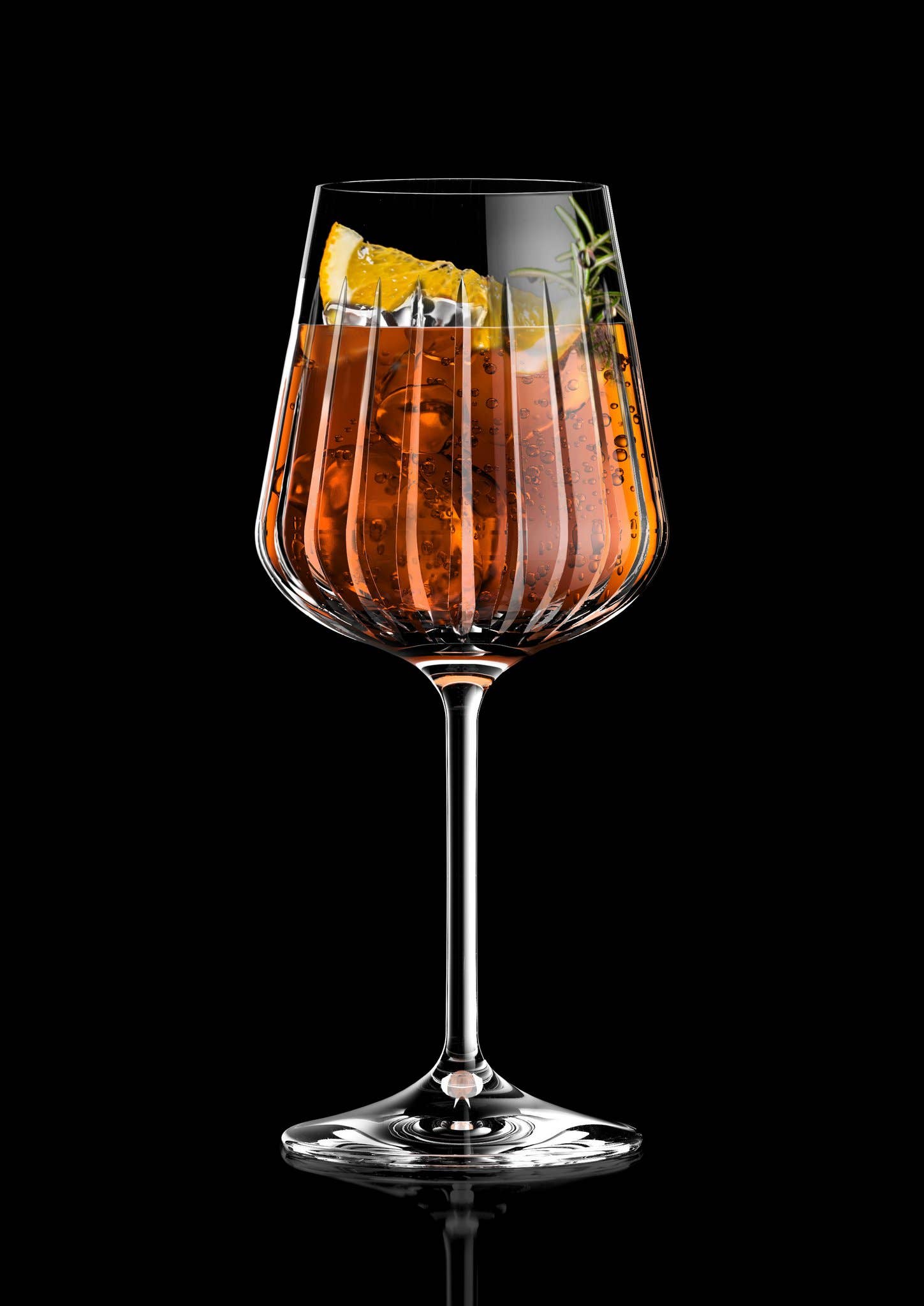 Spritzglas i kristall med en cocktail i.