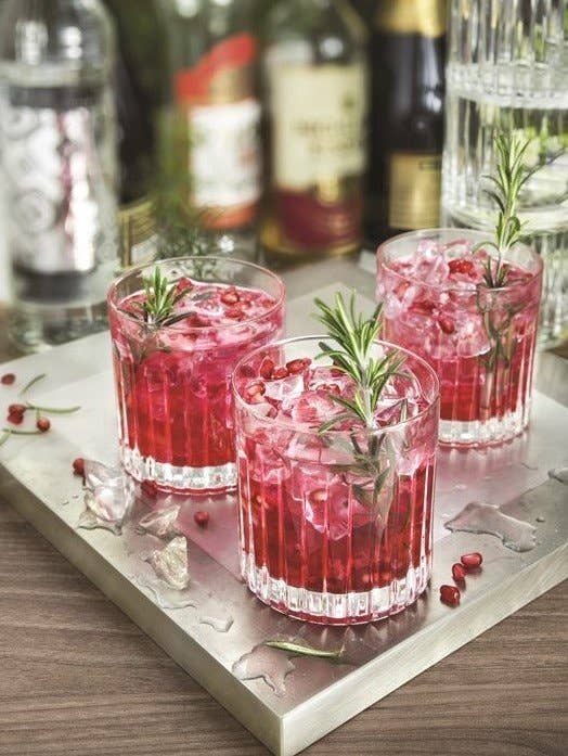 Lowball eller Whiskyglas i kristall med en cocktail i.