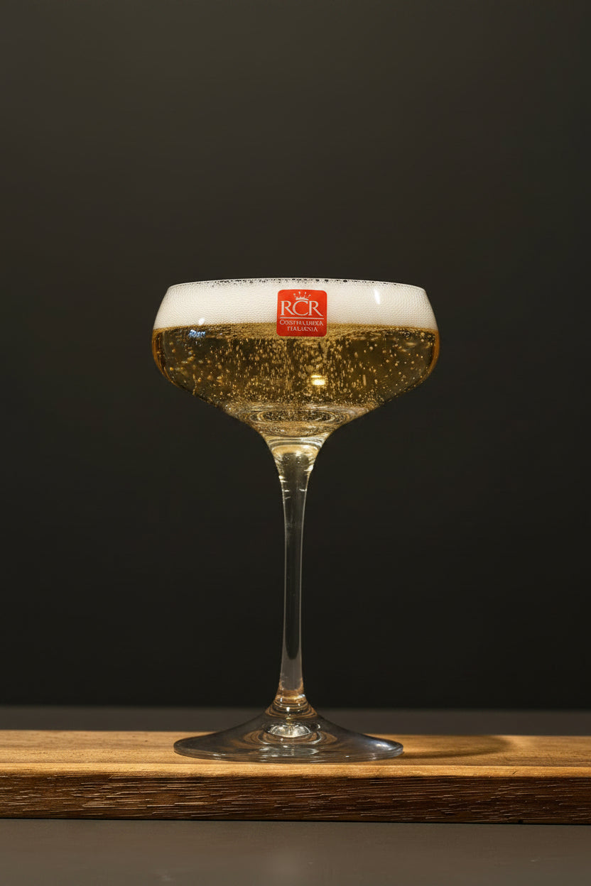 Champagnekupa i kristall med champagne