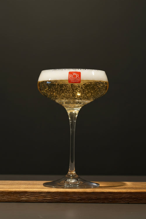 Champagnekupa i kristall med champagne