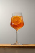 Spritzglas i kristall med aperol spritz i.