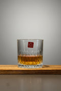 Lowball eller Whiskyglas i kristall med whisky i.