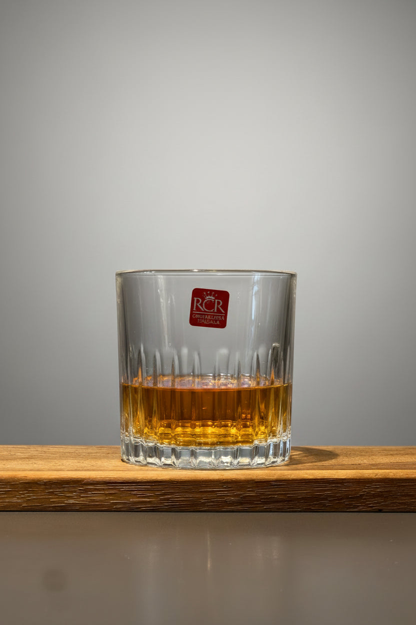 Lowball eller Whiskyglas i kristall med whisky i.