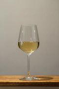 Vinglas i kristall med vitt vin.