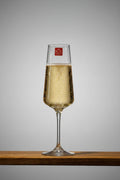Champagneflöjt i kristall med champagne i.