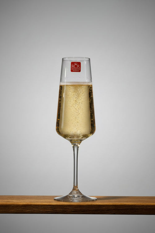 Champagneflöjt i kristall med champagne i.