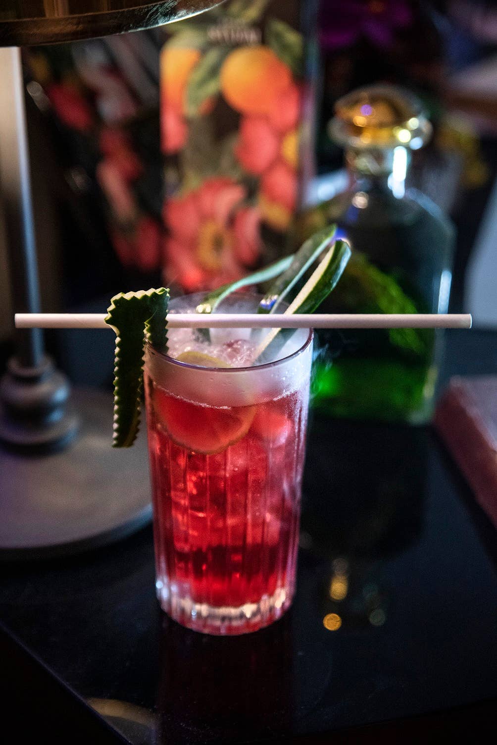 Longdrinkglas i kristall med en röd cocktail i.
